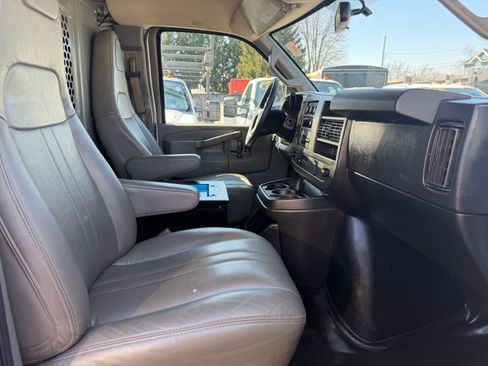 Used 2020 GMC Savana 2500 image 17