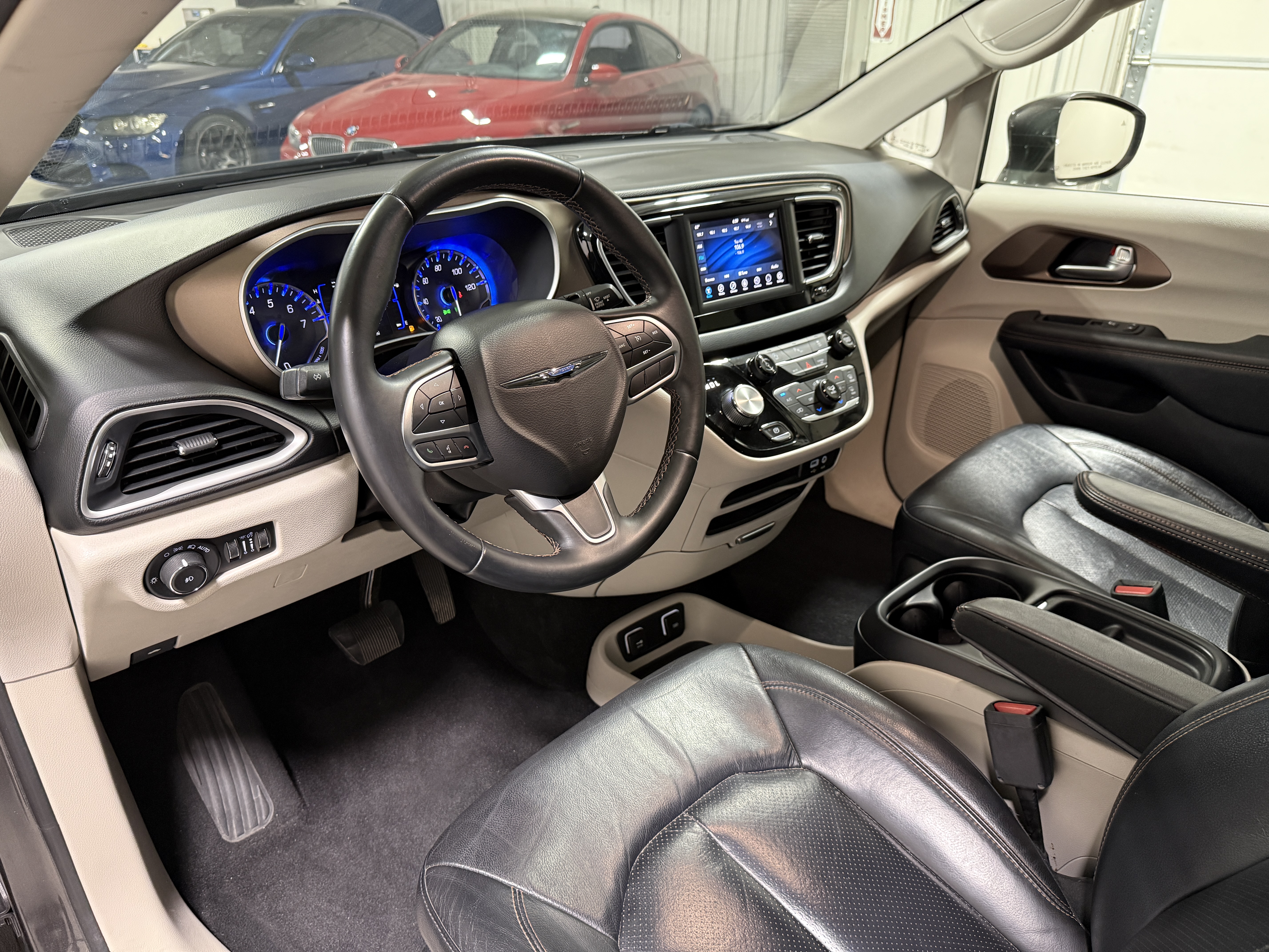 Used 2018 Chrysler Pacifica Touring-L FWD image 19