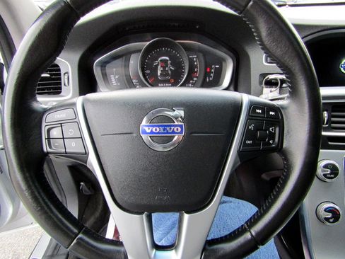 Used 2017 Volvo V60 T5 Cross Country Premier image 22