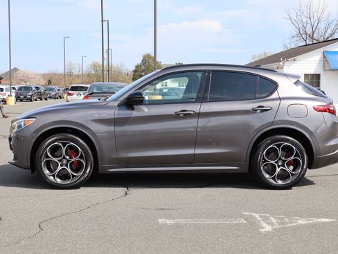 Used 2023 Alfa Romeo Stelvio Veloce image 5