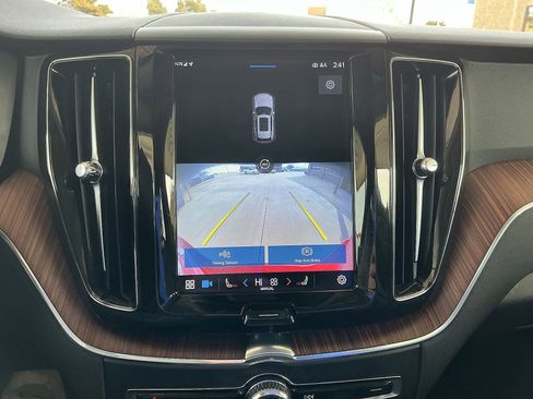 Used 2023 Volvo XC60 B5 Plus image 25