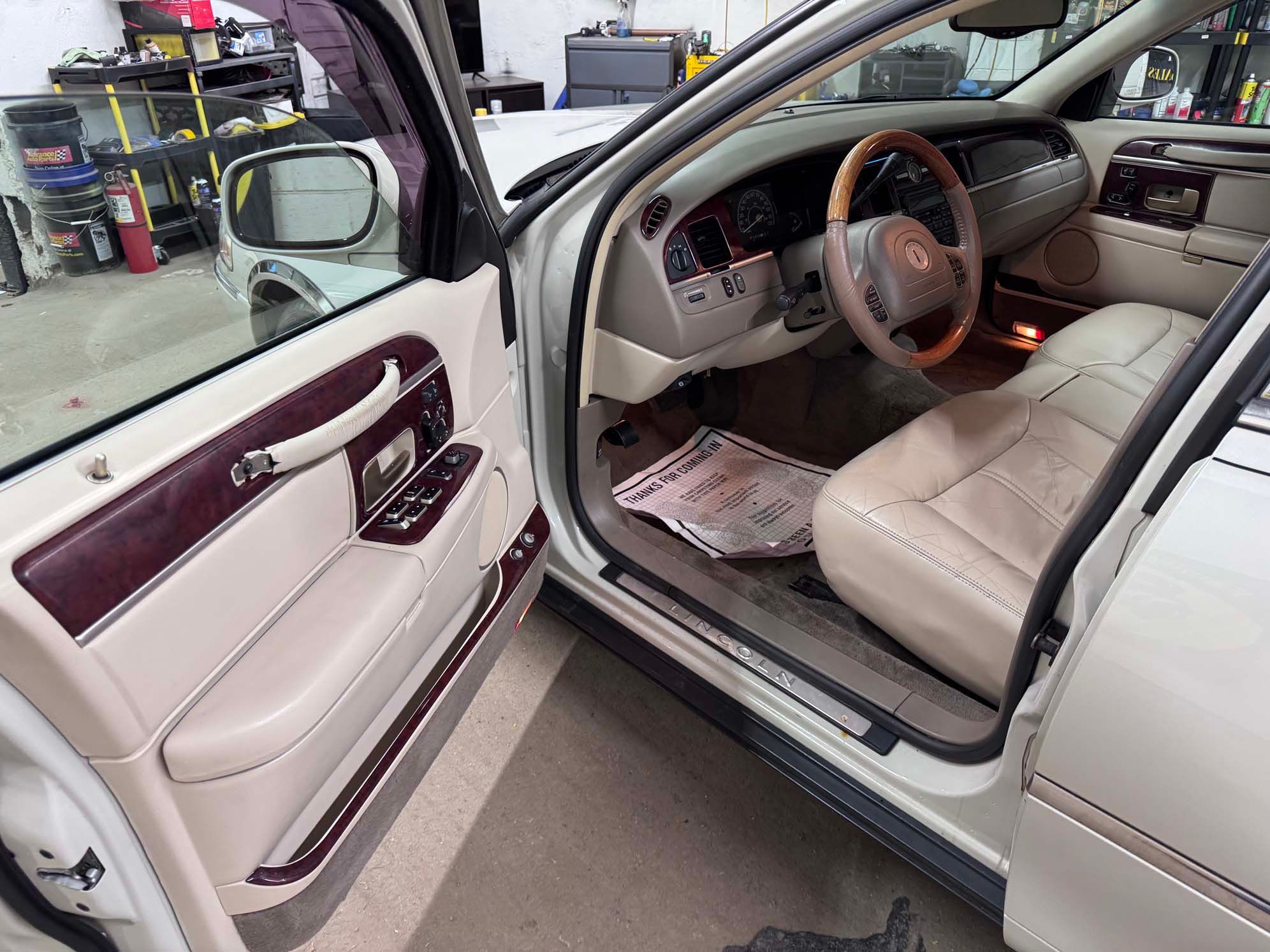 Used 2004 Lincoln Town Car Ultimate RWD image 2