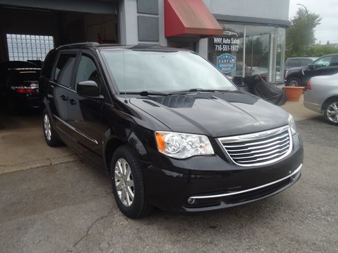 Used 2014 Chrysler Town & Country Touring image 3