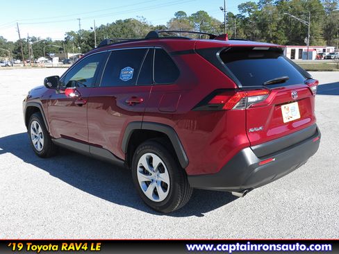 Used 2019 Toyota RAV4 LE image 4