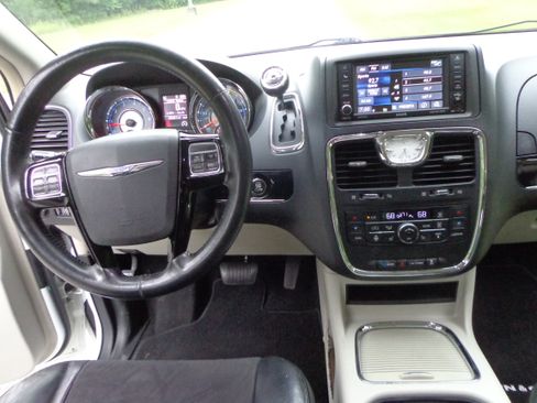 Used 2014 Chrysler Town & Country w/ 25th Anniversary Edition FWD image 18