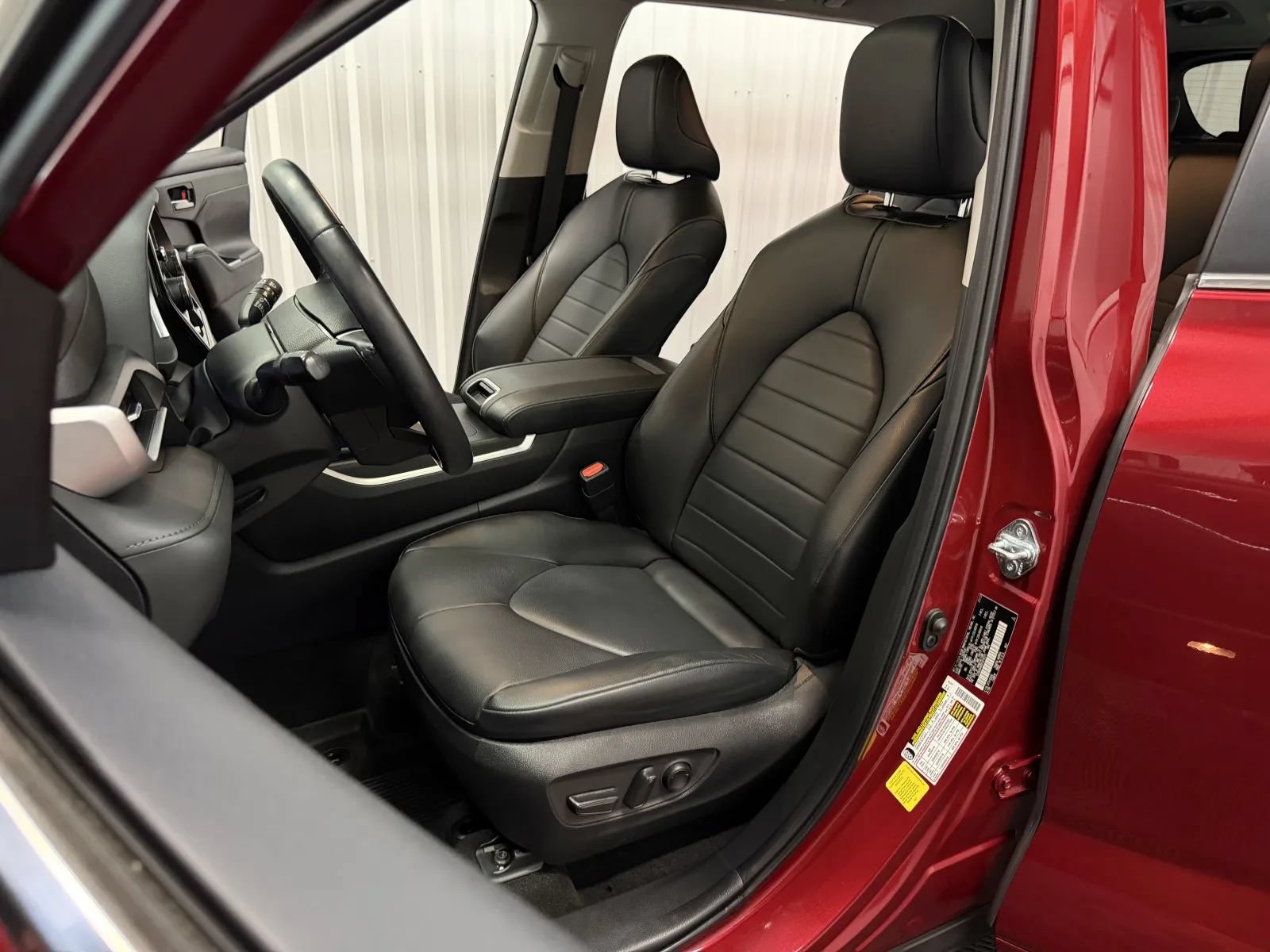 Used 2023 Toyota Highlander XLE FWD image 38