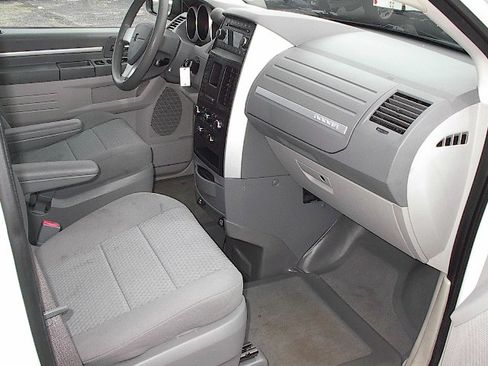 Used 2010 Dodge Grand Caravan SE image 9