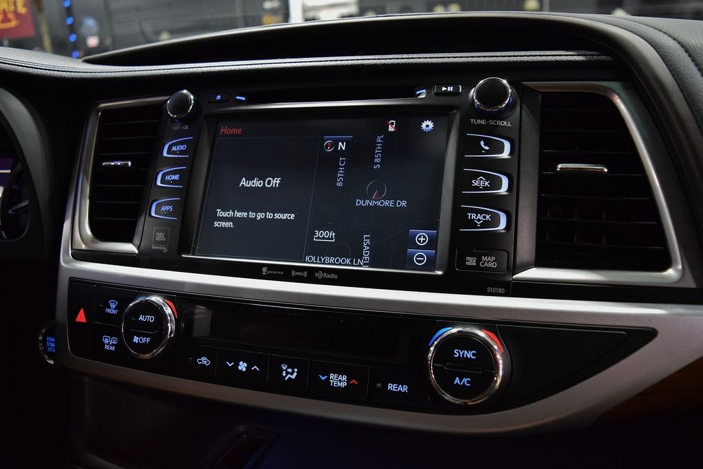 Used 2018 Toyota Highlander Limited V6 w/ 3rd Row FWD image 29