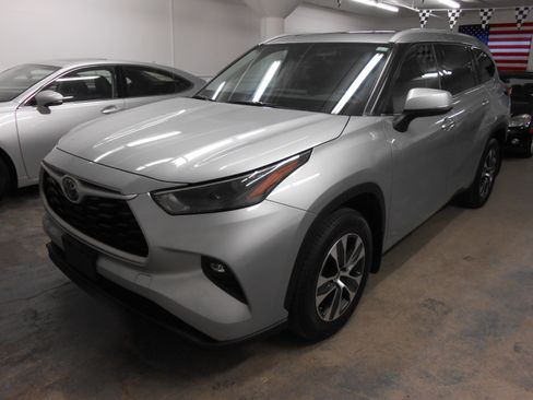 Used 2022 Toyota Highlander XLE image 2