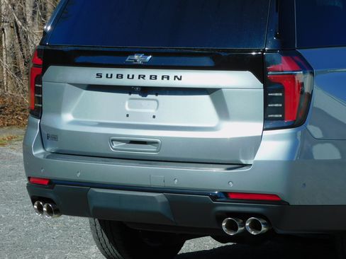 Used 2025 Chevrolet Suburban Z71 image 30