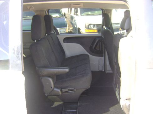 Used 2017 Dodge Grand Caravan SE image 7