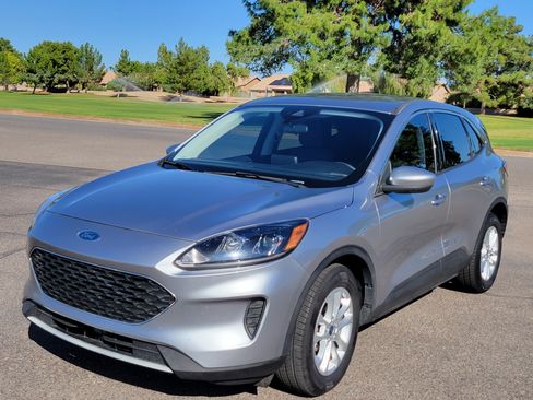 Used 2021 Ford Escape SE image 3