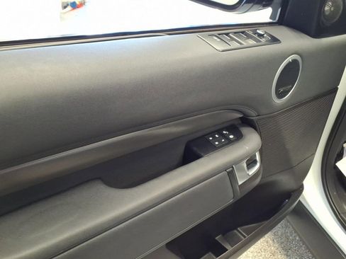 Used 2017 Land Rover Discovery HSE image 8