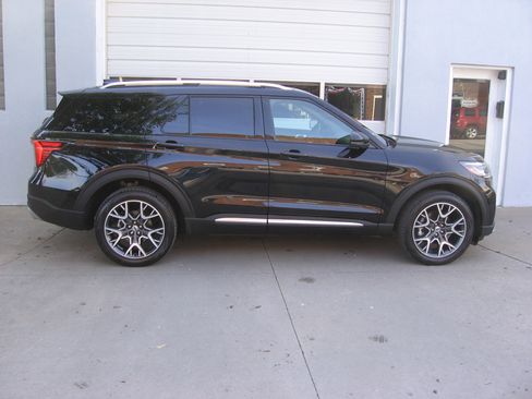 Used 2025 Ford Explorer 4WD Platinum image 16