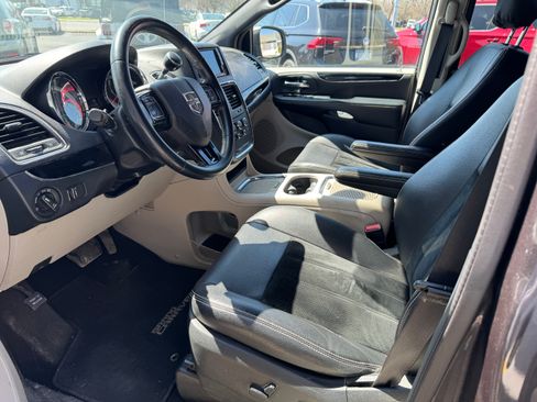 Used 2017 Dodge Grand Caravan SXT image 3