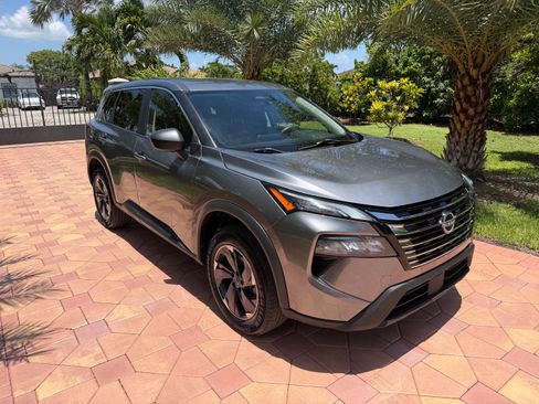 Used 2024 Nissan Rogue FWD SV image 3