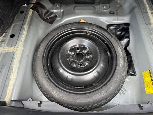 Used 2012 Toyota Yaris image 5