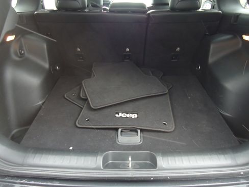 Used 2019 Jeep Cherokee Latitude Plus image 12