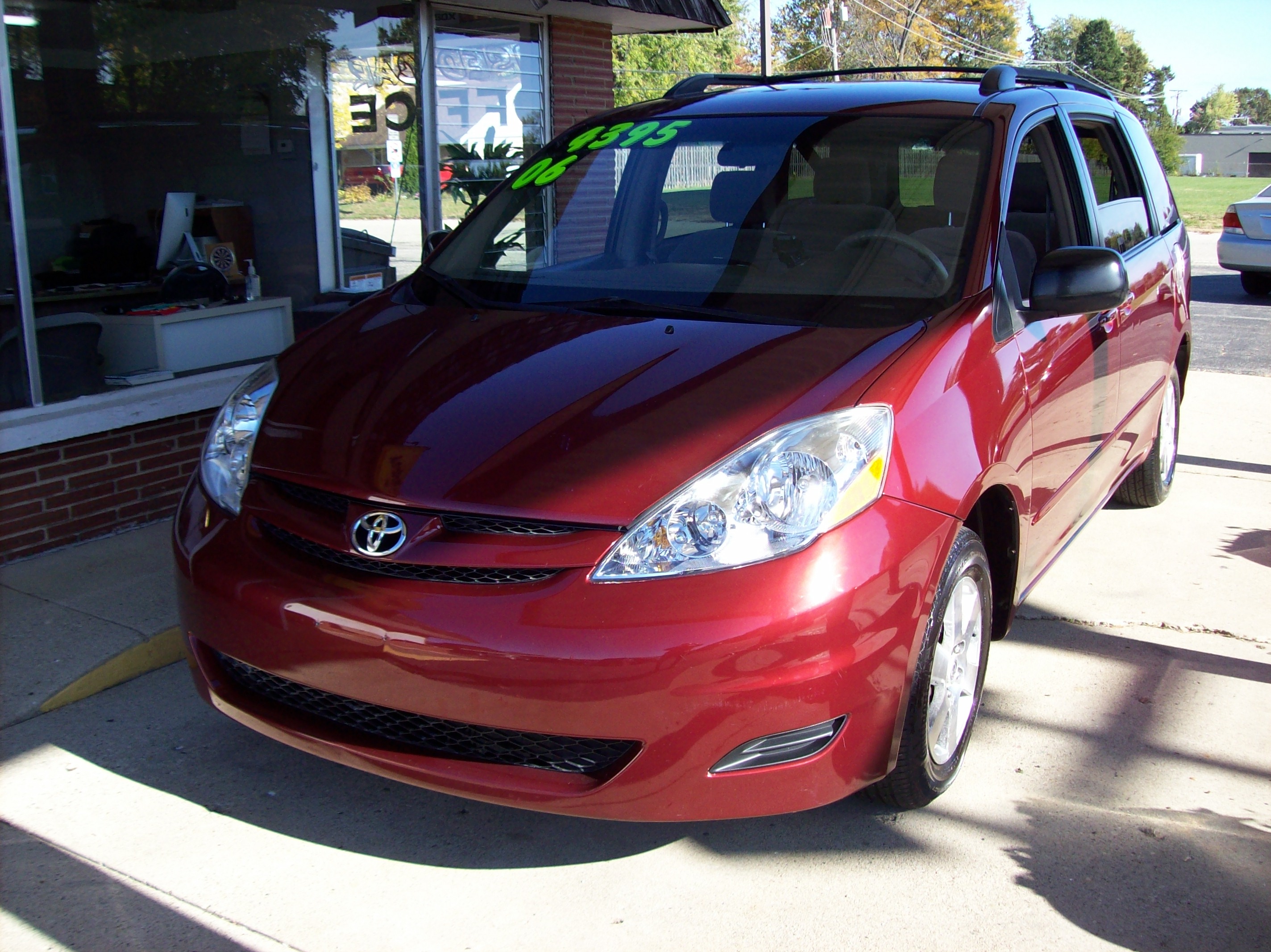 Used 2006 Toyota Sienna LE Minivan 4D FWD image 1