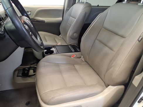 Used 2015 Toyota Sienna XLE image 18