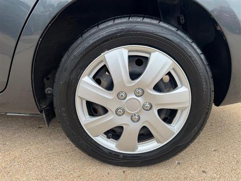 Used 2012 Toyota Yaris image 9