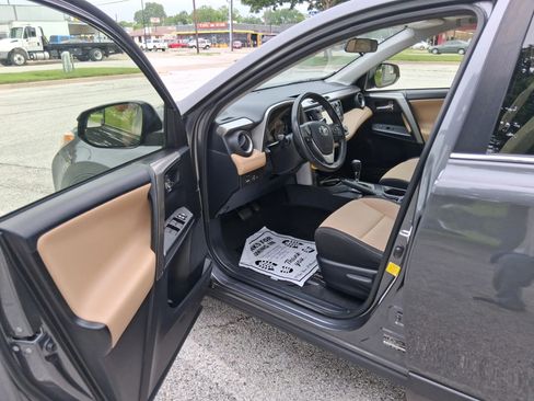 Used 2018 Toyota RAV4 FWD XLE image 10