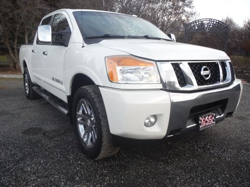 Used 2013 Nissan Titan SL image 9