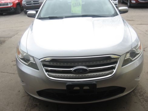 Used 2010 Ford Taurus SEL image 2