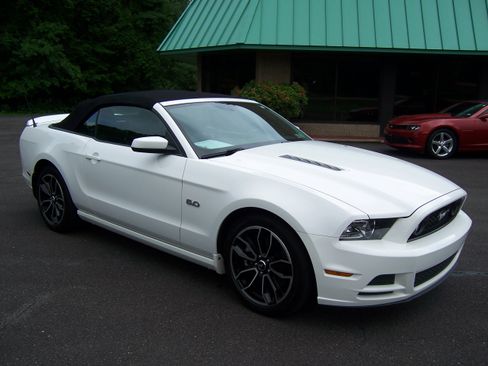 Used 2013 Ford Mustang GT Convertible RWD image 2