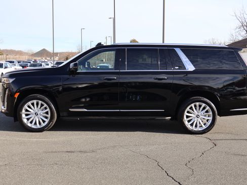 Used 2024 Cadillac Escalade ESV Luxury image 5