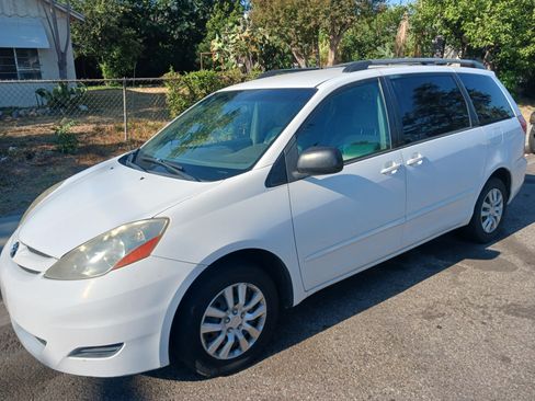 Used 2009 Toyota Sienna LE image 3