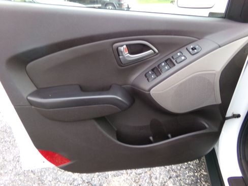 Used 2015 Hyundai Tucson SE image 16