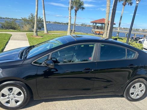 Used 2018 Kia Forte LX image 2