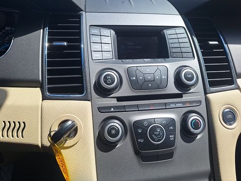 Used 2017 Ford Taurus SE image 7