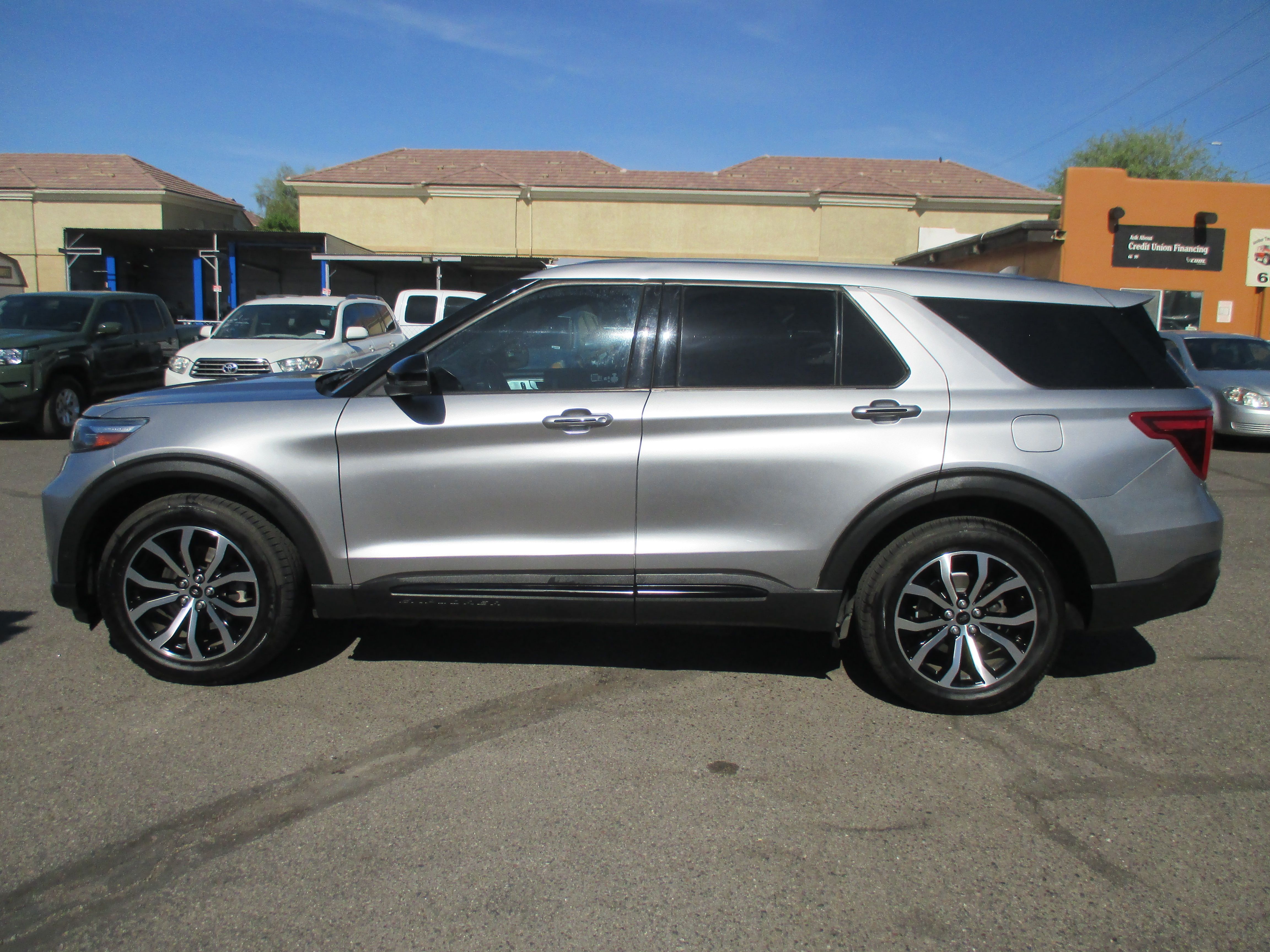 Used 2021 Ford Explorer 4WD ST image 2