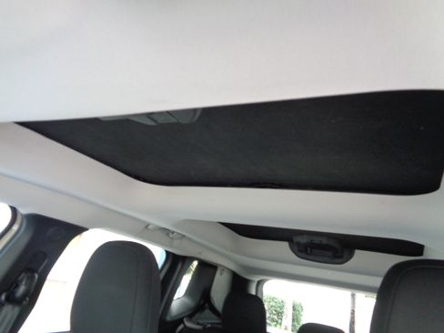 Used 2015 Jeep Renegade 4WD Latitude image 12