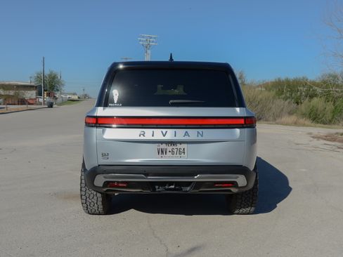 Used 2025 Rivian R1S Adventure image 4