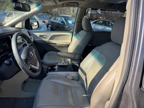 Used 2017 Toyota Sienna XLE Premium image 8