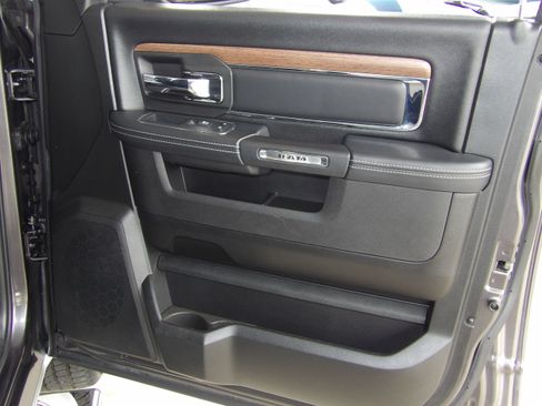 Used 2017 RAM 1500 Laramie image 29