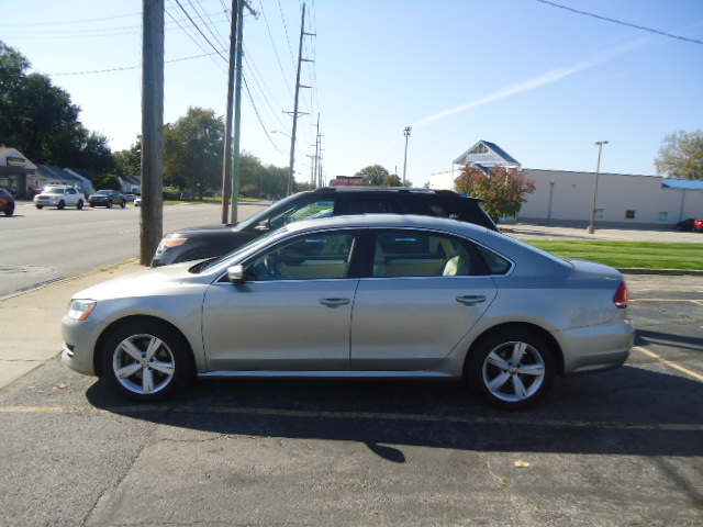 Used 2013 Volkswagen Passat TDI SE FWD image 2