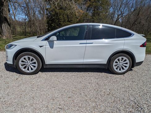 Used 2020 Tesla Model X image 3