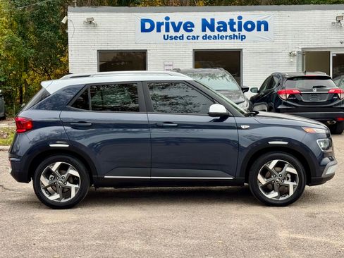 Used 2022 Hyundai Venue Limited image 4
