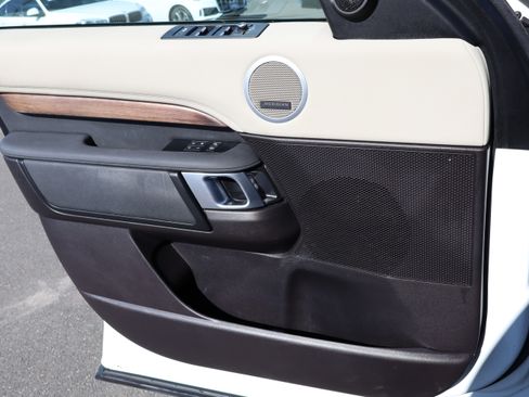 Used 2018 Land Rover Discovery HSE image 21