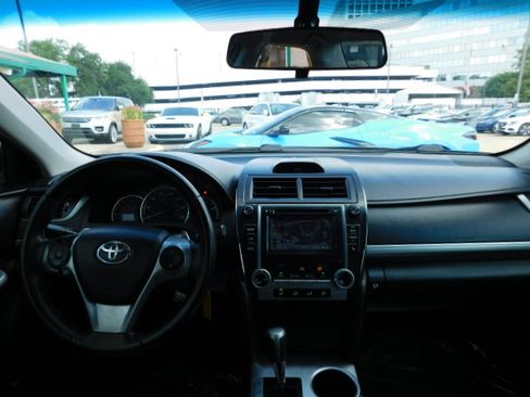 Used 2014 Toyota Camry SE FWD image 12