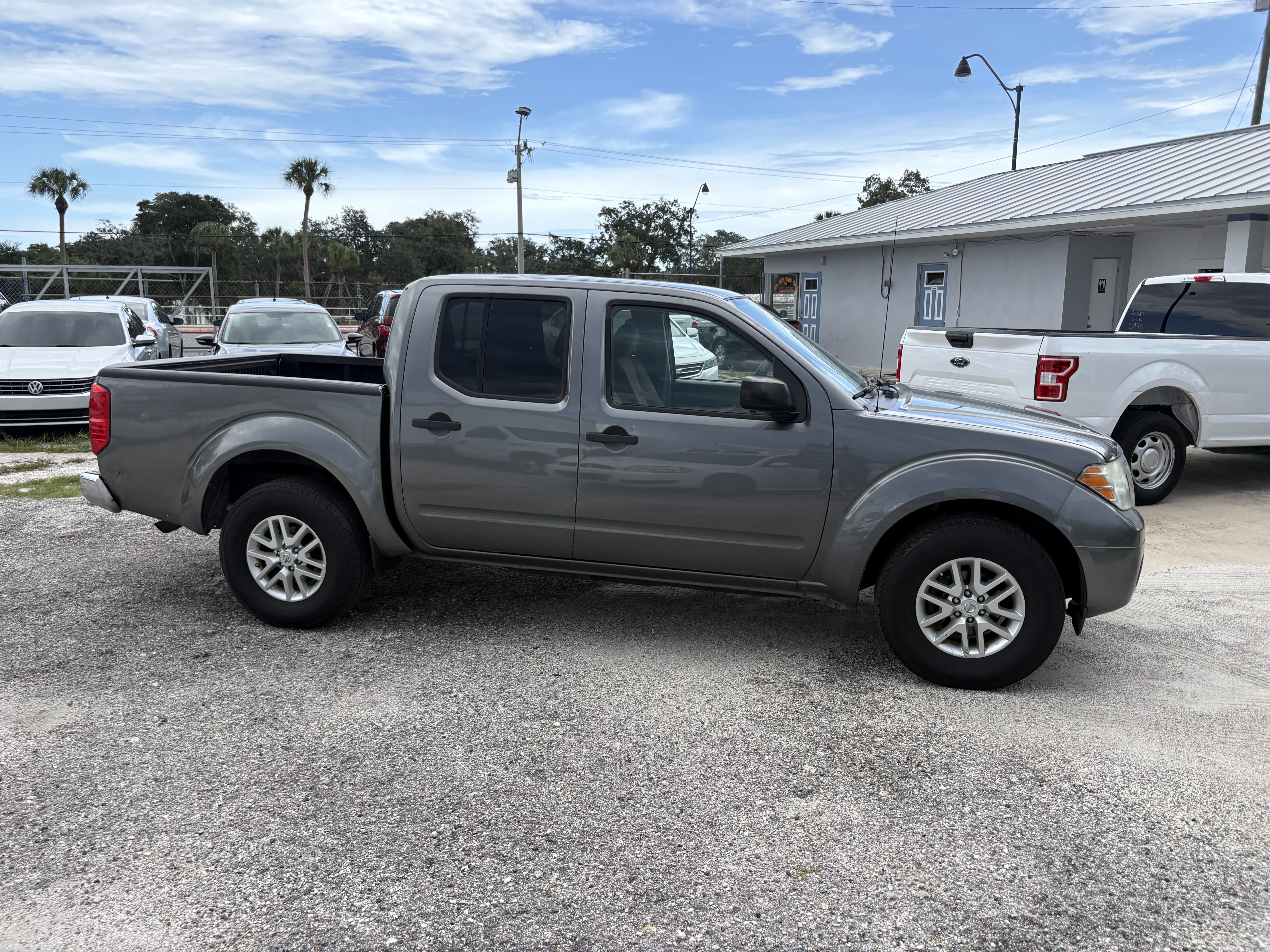 Used 2019 Nissan Frontier 2WD Crew Cab image 2