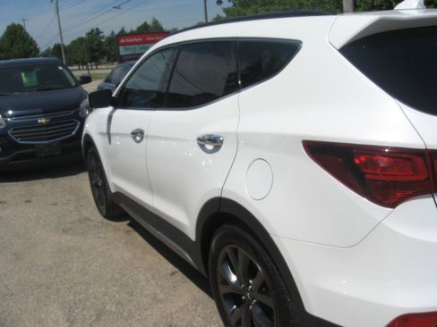 Used 2017 Hyundai Santa Fe Limited w/ Ultimate Package FWD image 6