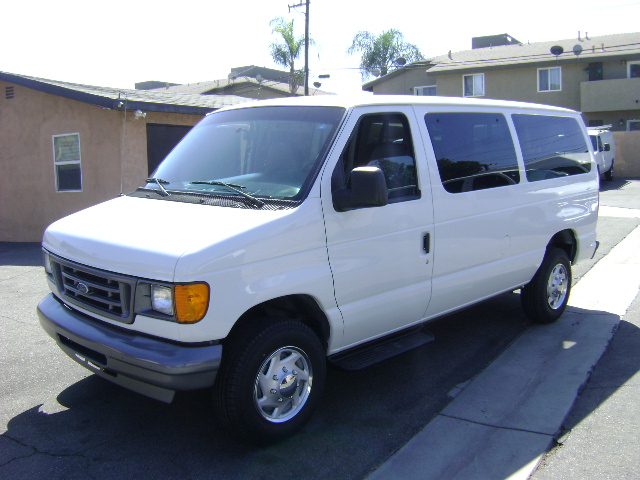 Used 2005 Ford E-350 and Econoline 350 Super Duty Wagon RWD image 4