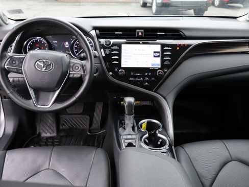 Used 2020 Toyota Camry XLE image 18