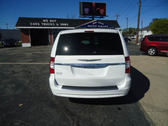 Used 2015 Chrysler Town & Country Touring-L FWD image 10