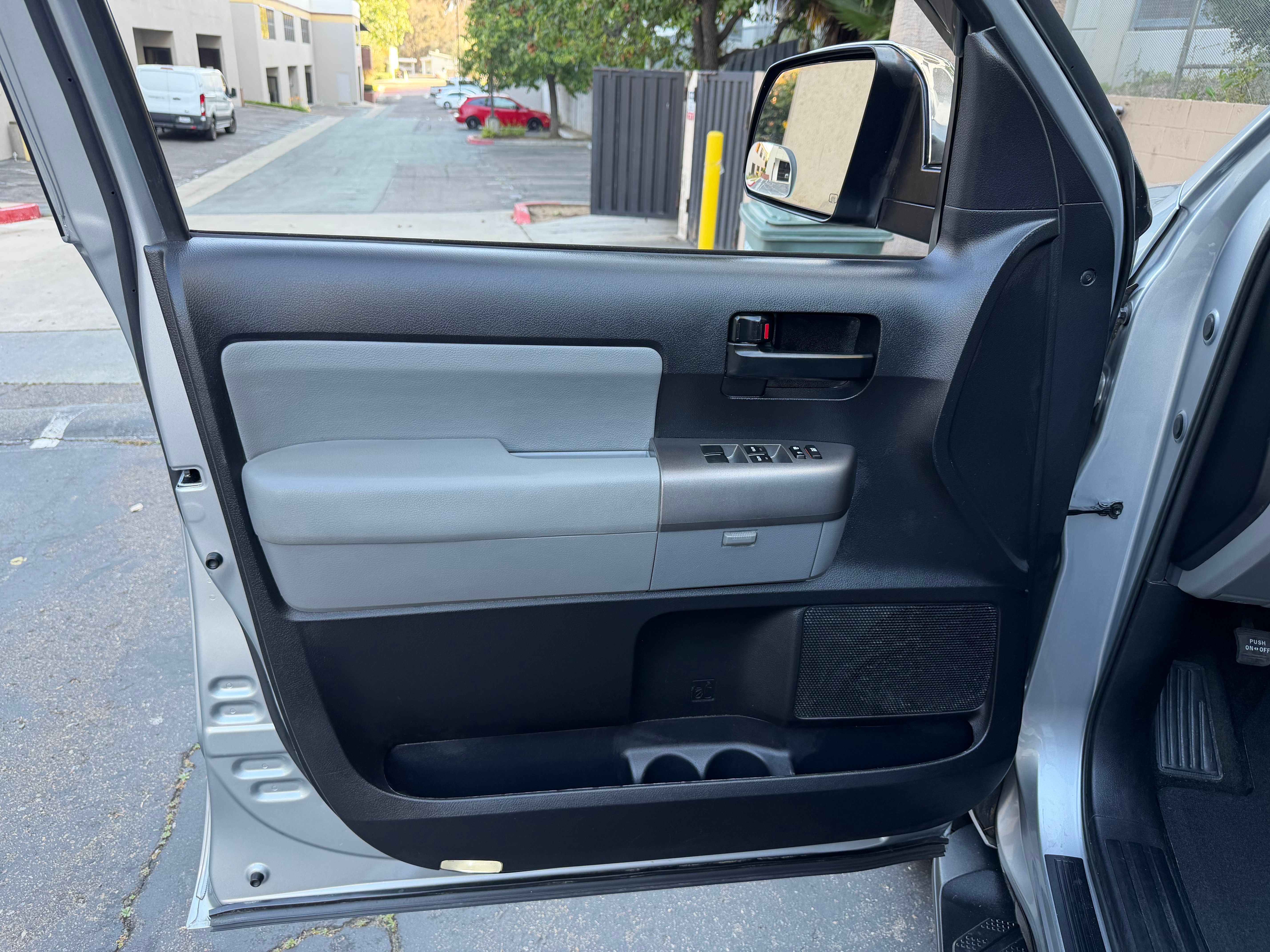 Used 2014 Toyota Sequoia 4WD SR5 image 17